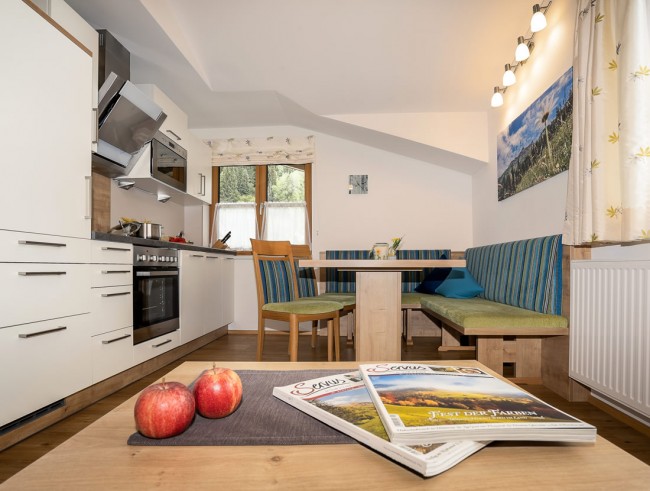 Ferienwohnung mit Küche und Esstisch