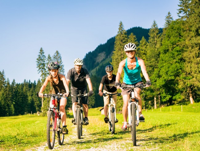 Familie beim Radfahren © shutterstock.com